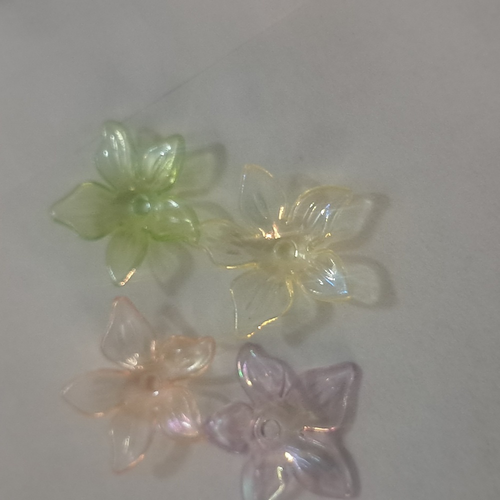 15 X Iridescent Flower Beads